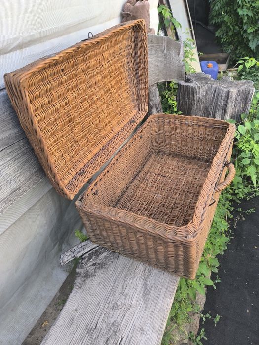 Древний плетёный из лозы антикварный чемодан.чемодан.