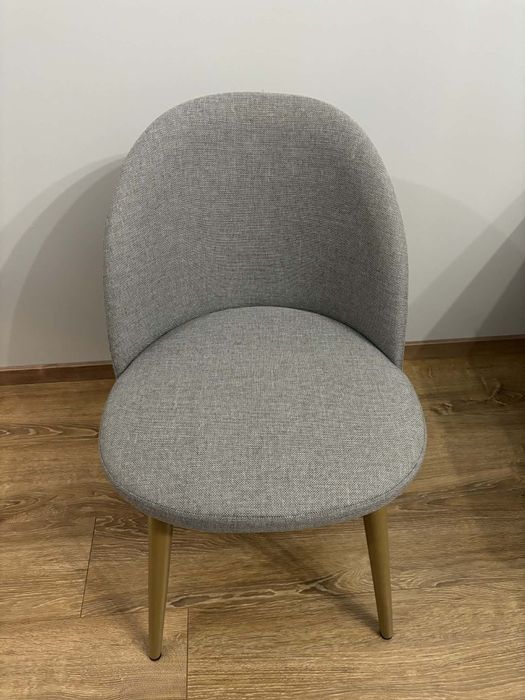 Stół z kompletem krzeseł