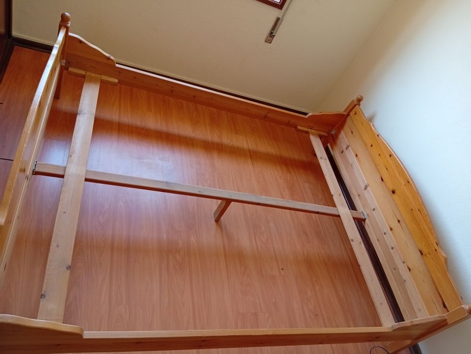 Mobília de quarto (cama, estrado, colchão e 2 mesinhas de cabeceira
