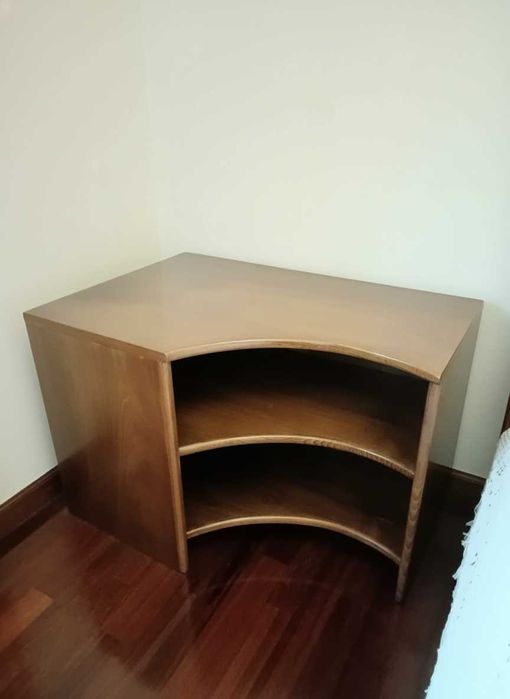 Par de Mesas de Cabeceira Vintage Modernas em Madeira Envernizada