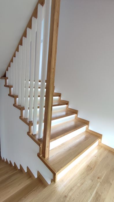 Schody dębowe, lakierowane, dopasowane do potrzeb, na beton, dywanowe.
