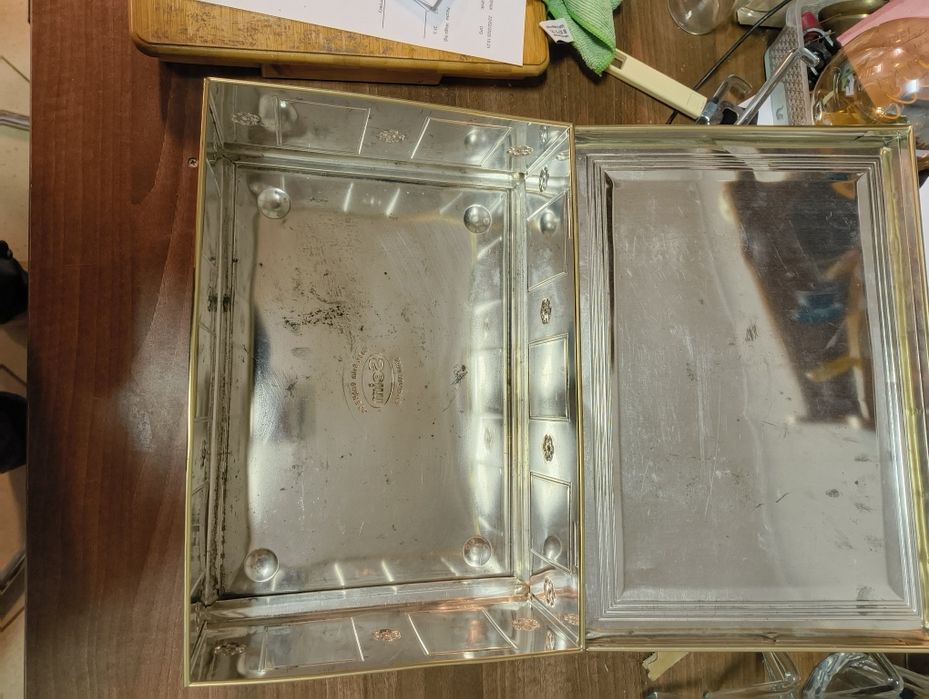 Orginalny metalowy pojemnik