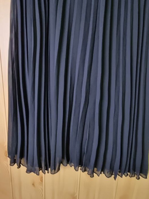 Czarna spódnica plisowana; na podszewce; krój litera A
Primark rozmiar