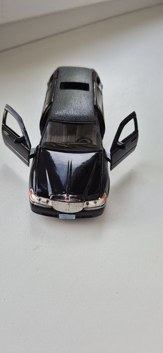 Це іграшкова модель автомобіля Kinsmart 1999 Lincoln Town Car Stretch Limousine KT7001W.Масштаб: 1:38.