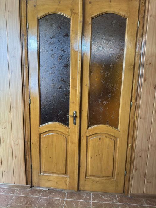 деревяні двері.