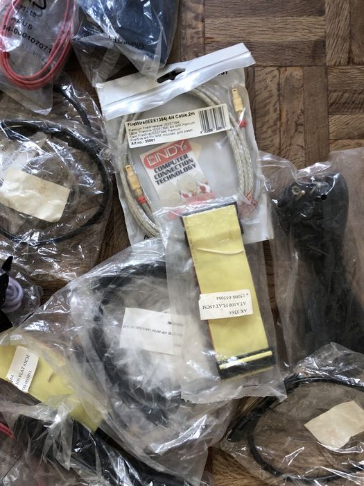 Vários cabos de redes e informática64584546736899122