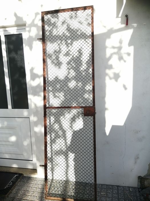 Porta em ferro e rede