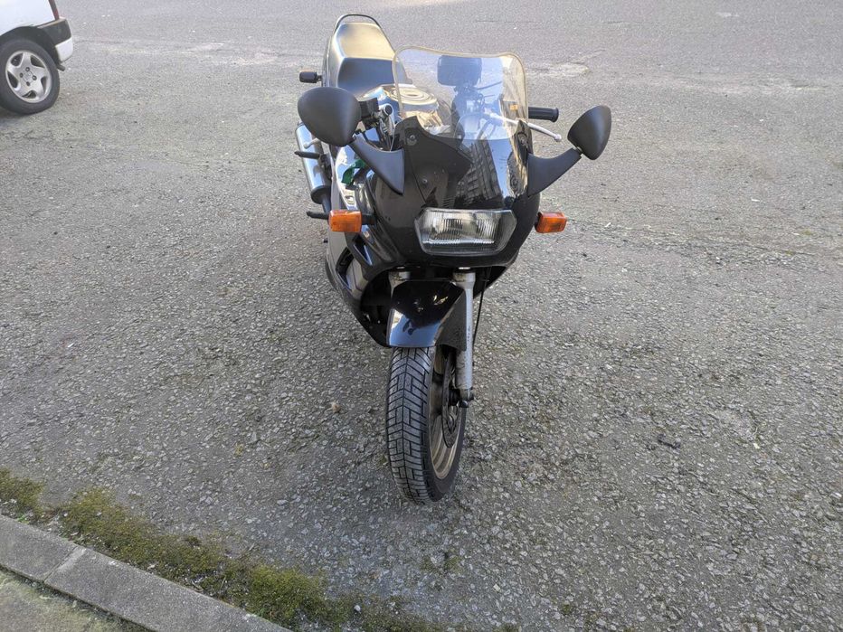 Mota Suzuki 750cc de 1993 impecável