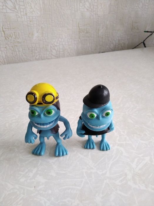 мяч на батарейке,паук,братья акробаты,детская рогатка,вагоны с рельсам