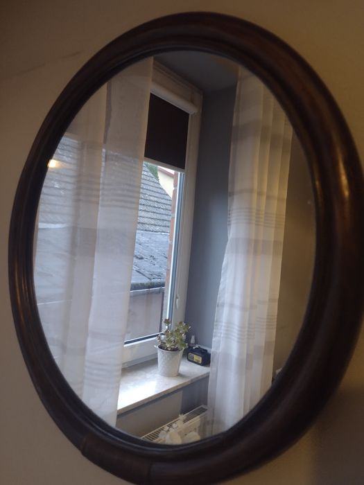 lustro okrągłe w drewnianej oprawie