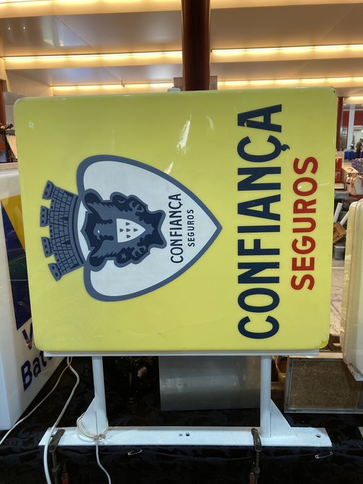 Antigo reclame luminoso dupla face da Companhia de seguros Confiança