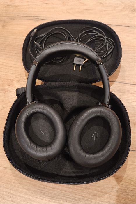 Headphones JBL Tour One M2. Ideais para tele-trabalho! Semi-Novos.