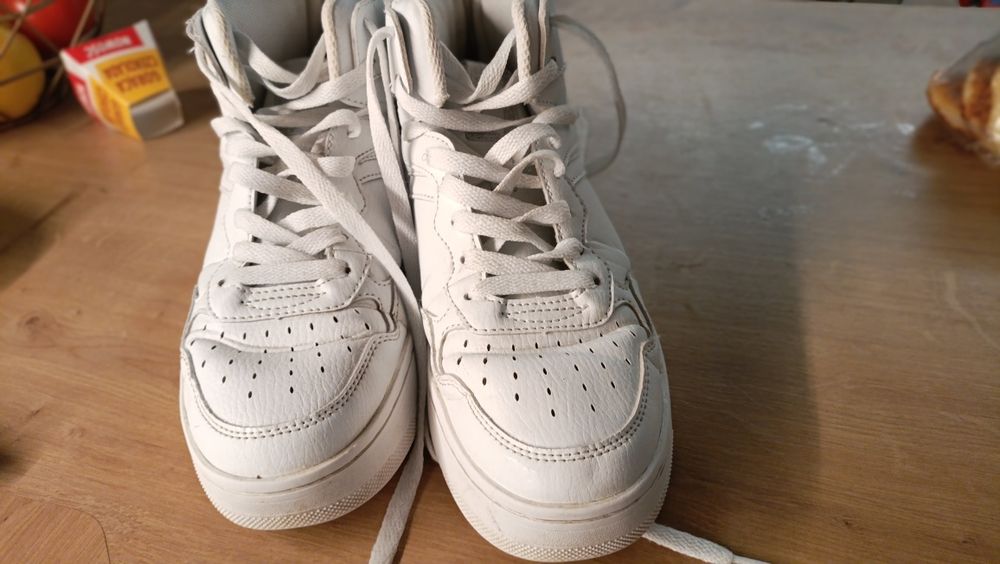 Białe sneakersy 38