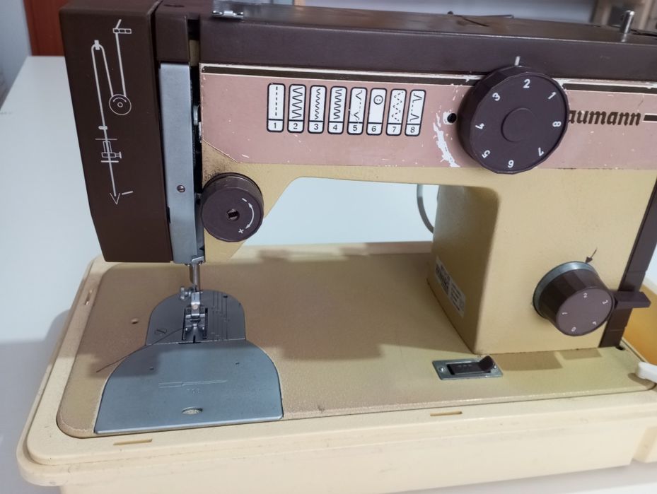 Професійна швейна машинка з металевим корпусом