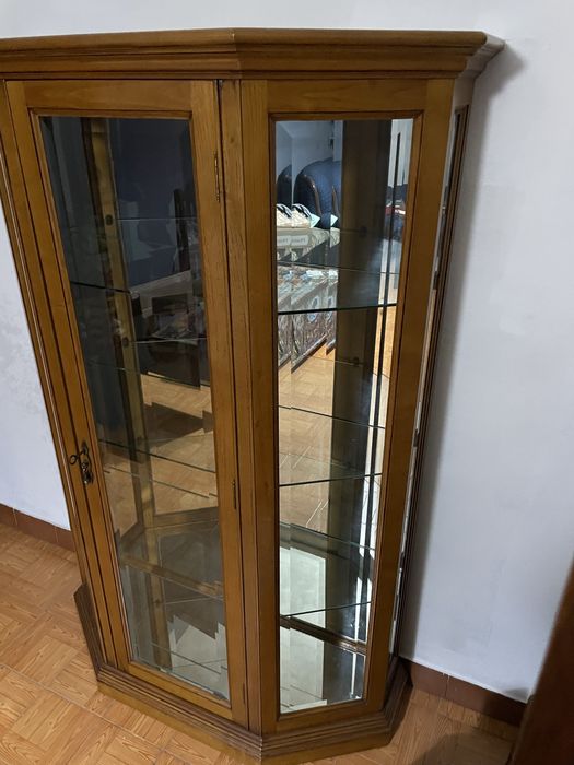 Vitrine em madeira