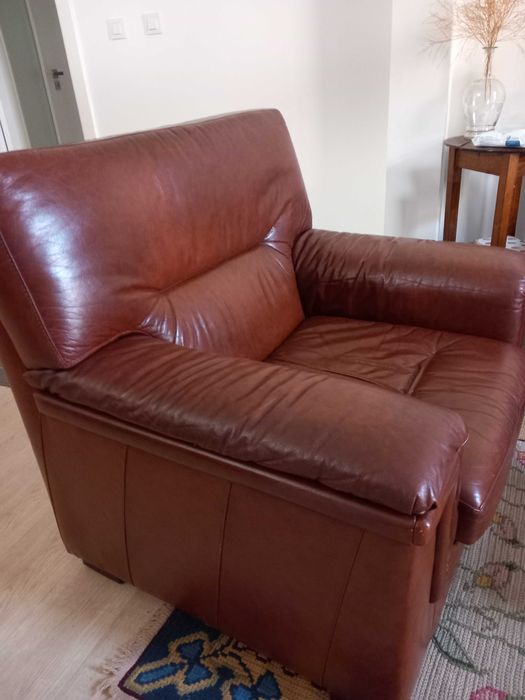 Sofá  em pele, em muito bom estado