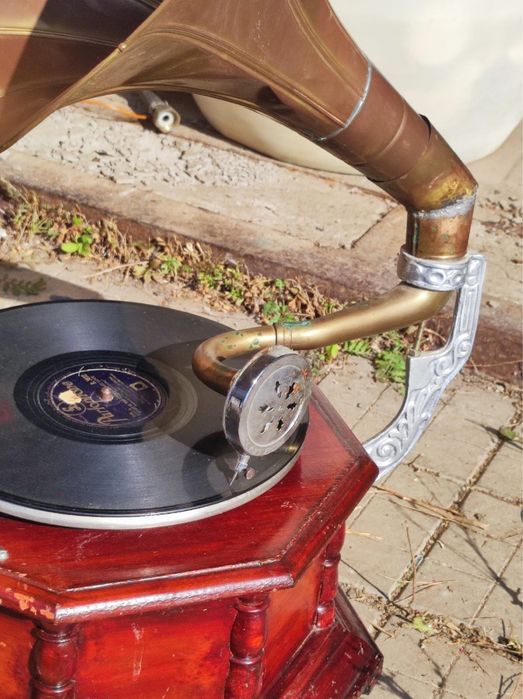 Винтажный граммофон His Master’s Voice — антиквариат / ретро