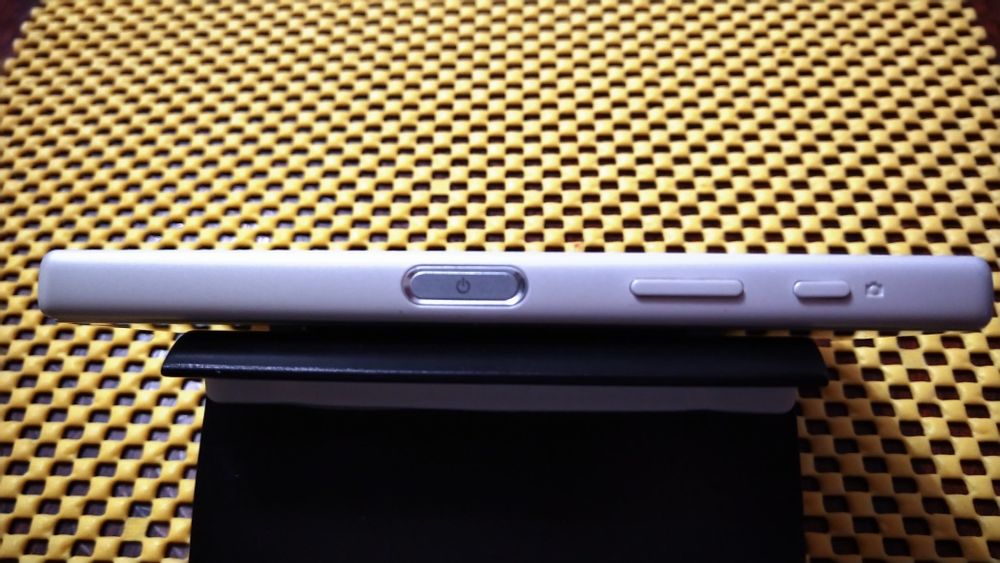 Телефон Sony Xperia Z5 compact (E5823) с комплектом защиты.