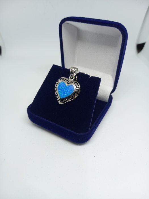 Srebrny wisiorek, serduszko z kamieniem opalizującym, próba 925