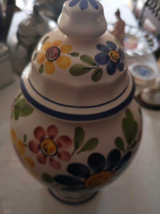 pote e prato pintados à mão