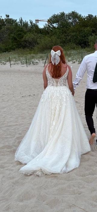 Suknia ślubna z trenem bogato zdobiona