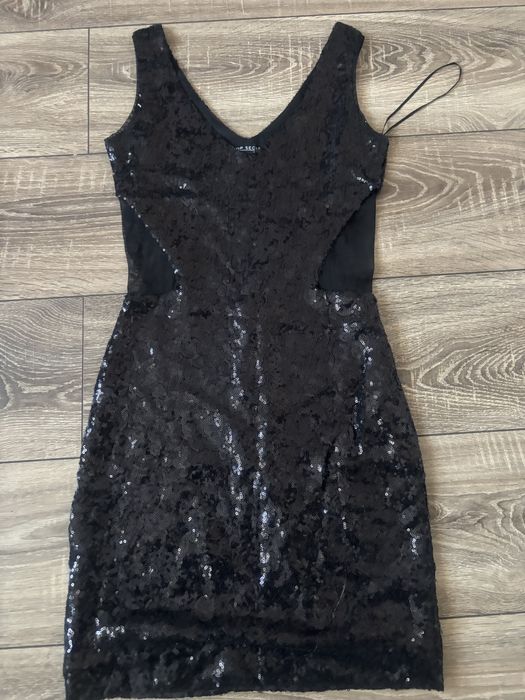 Czarna sukienka z prześwitami