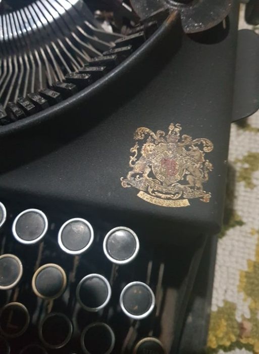 Máquina de escrever antiga Imperial com caixa de transporte