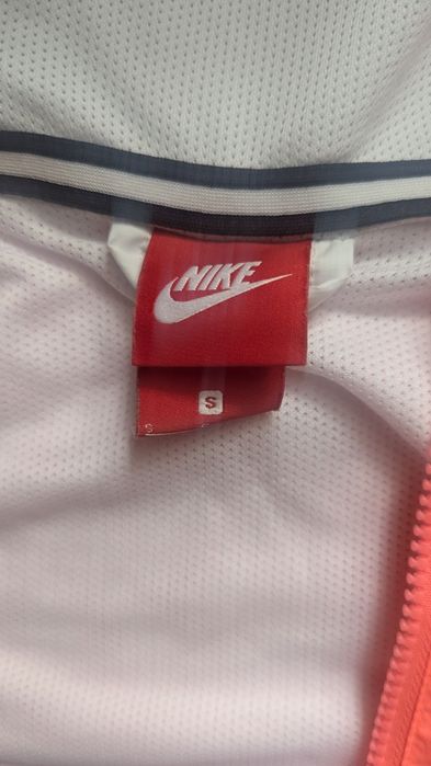 Продаю вітровку Nike в хоришому стані