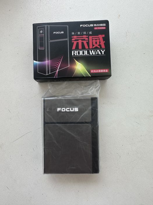 Caixa para tabaco com isqueiro carregavel incorporado