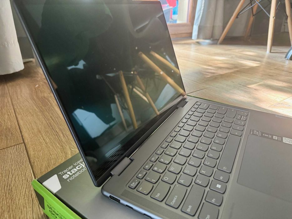Laptop: Lenovo Yoga 7 14IRL8