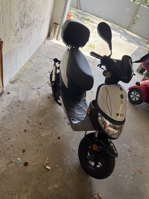 Scooter a gasolina