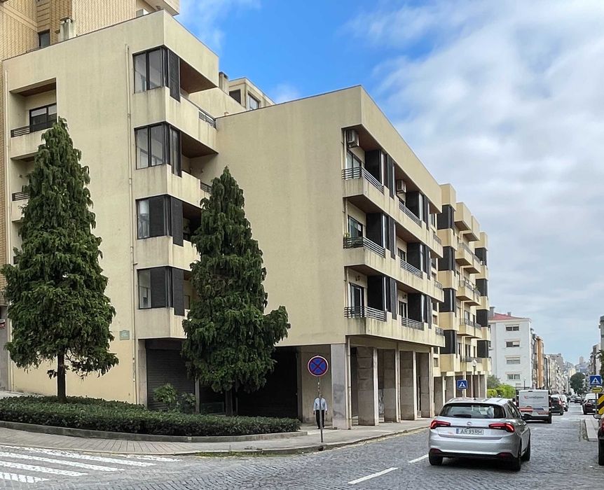 Furnished 3-Bedroom Apartment for Rent at Praça Rainha D. Amélia, in a Prestigious Building