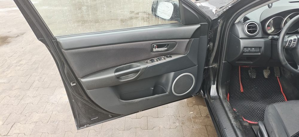 Мазда 3 седан чорний