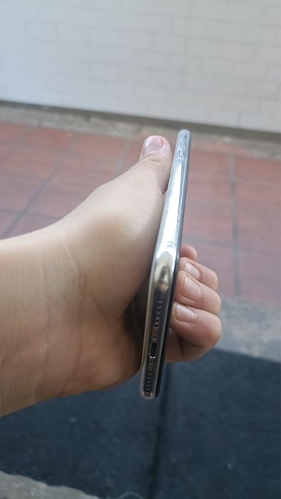 White iPhone X.64553067224577121