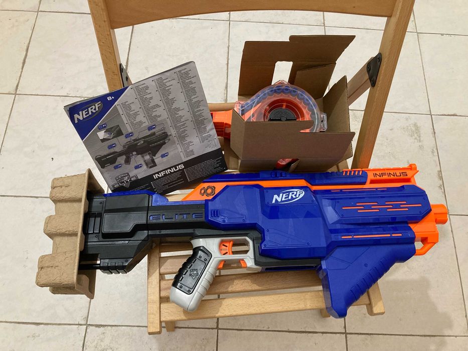 Lançador NERF Elite Infinus para 30 dados
