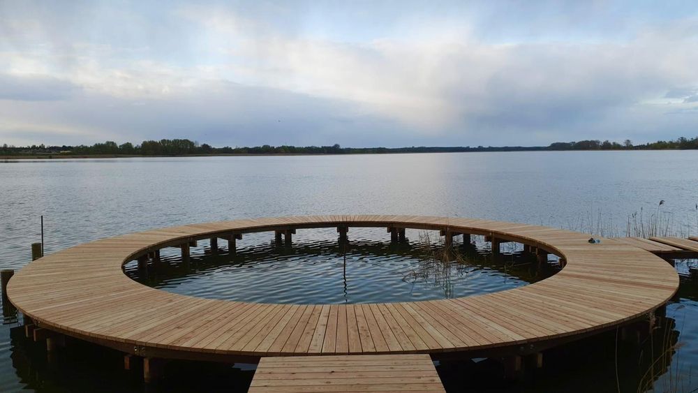 Budowa pomostów wbijanie pali kafar budowa pomostu