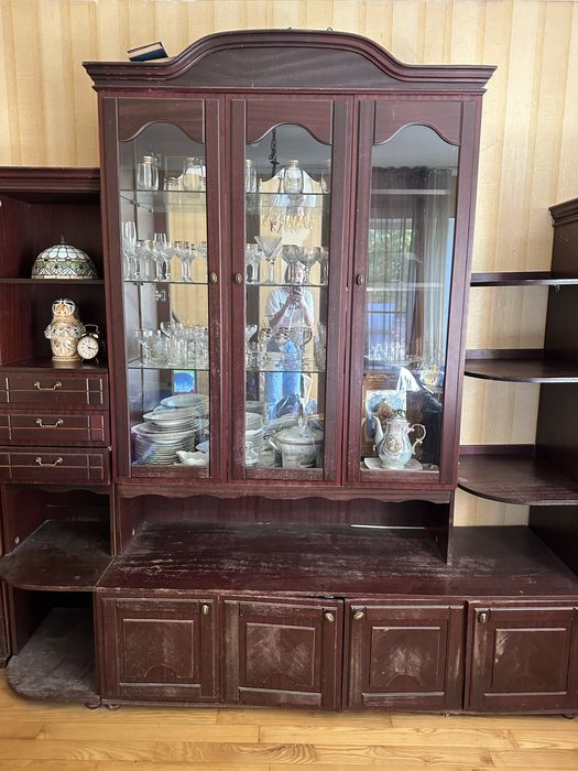 Деревʼяні меблі шафа сервант полиці дерево