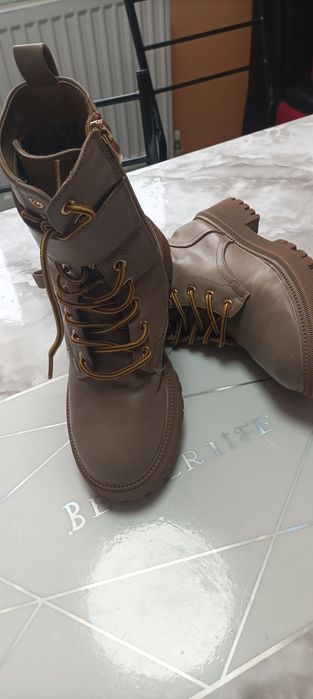 Продам взуття на дівчинку