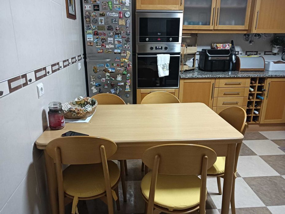 Cozinha completa em madeira de faia clara em muito bom estado + mesa, cadeiras e exaustor