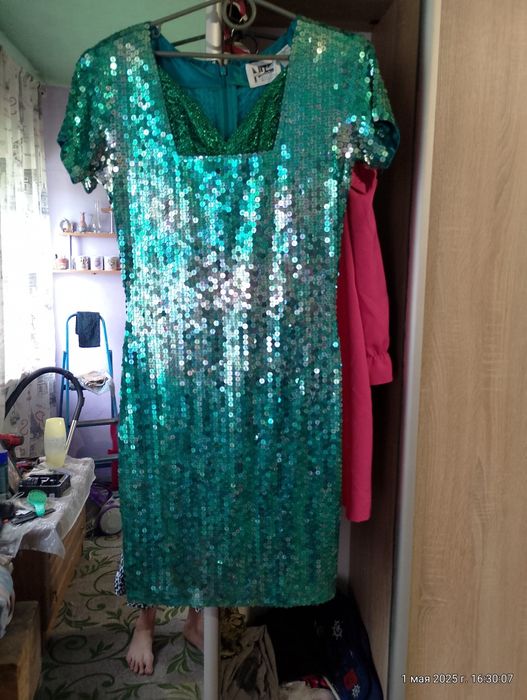 Продам платье, зелёные паетки