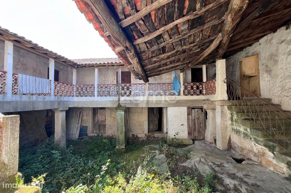 Moradia T4 para Reconstrução em Soutelo
