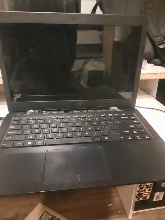 Laptop asus C300M intel Celeron 2gb ram 32GB  pamięć