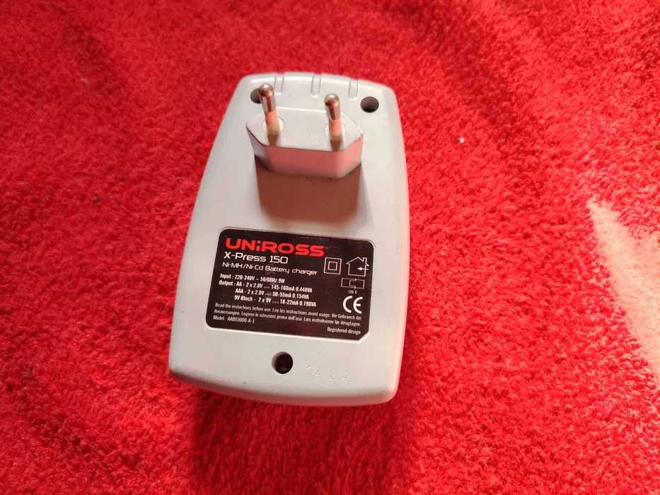 Carregador baterias AA / AAA / 9 V Block