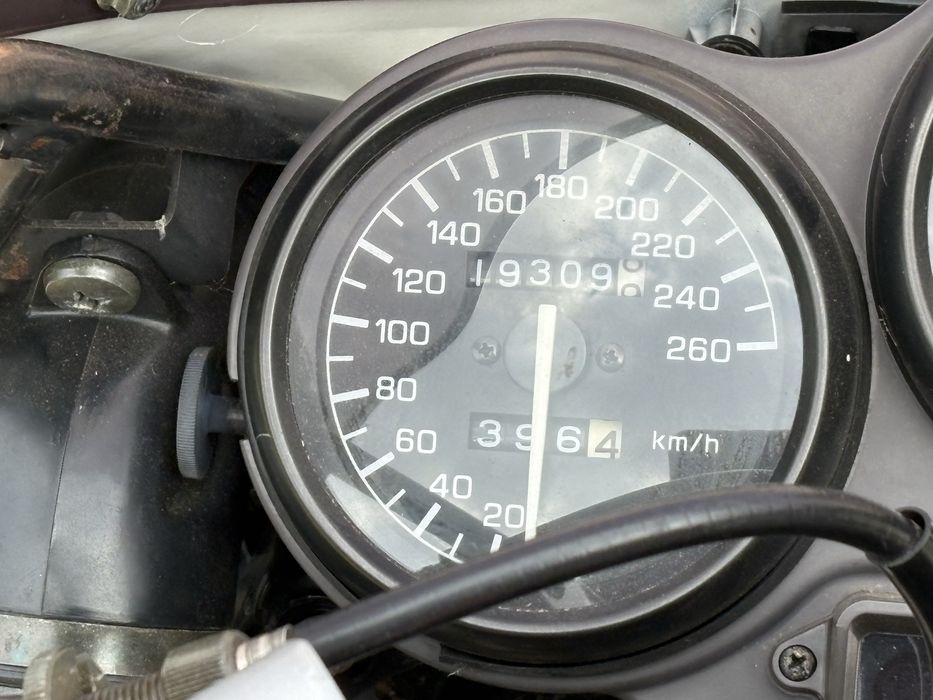 Yamaha FZR 600 azul e branca