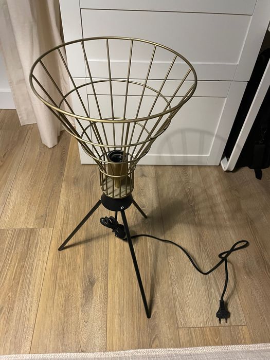 Candeeiro metálico moderno com pé