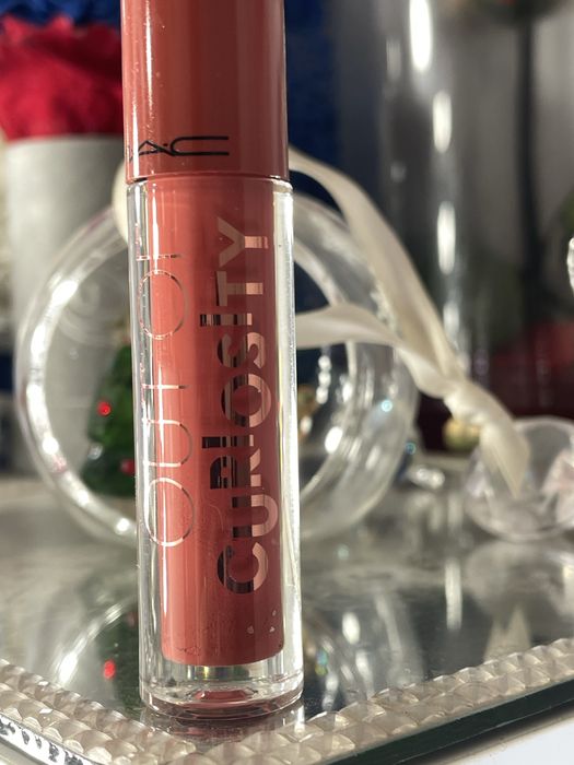 MAC Out of curiosity lipglass błyszczyk