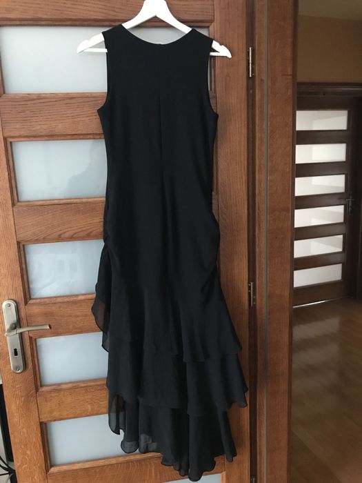 Czarna, dopasowana sukienka z falbana na dole