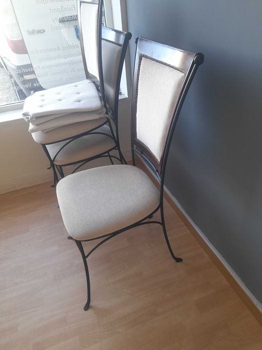 conjunto de mesa com 4 cadeiras e movel