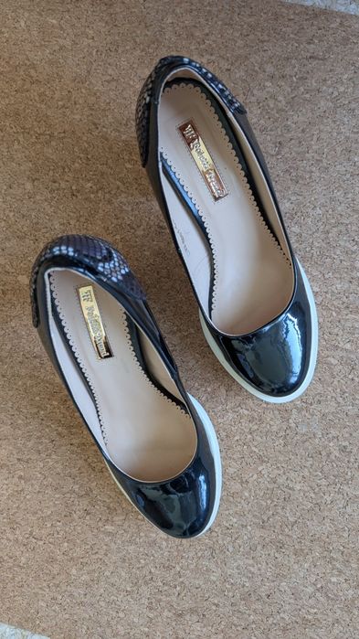 Skórzane czarne lakierowane czółenka biała platforma na słupku Foletti