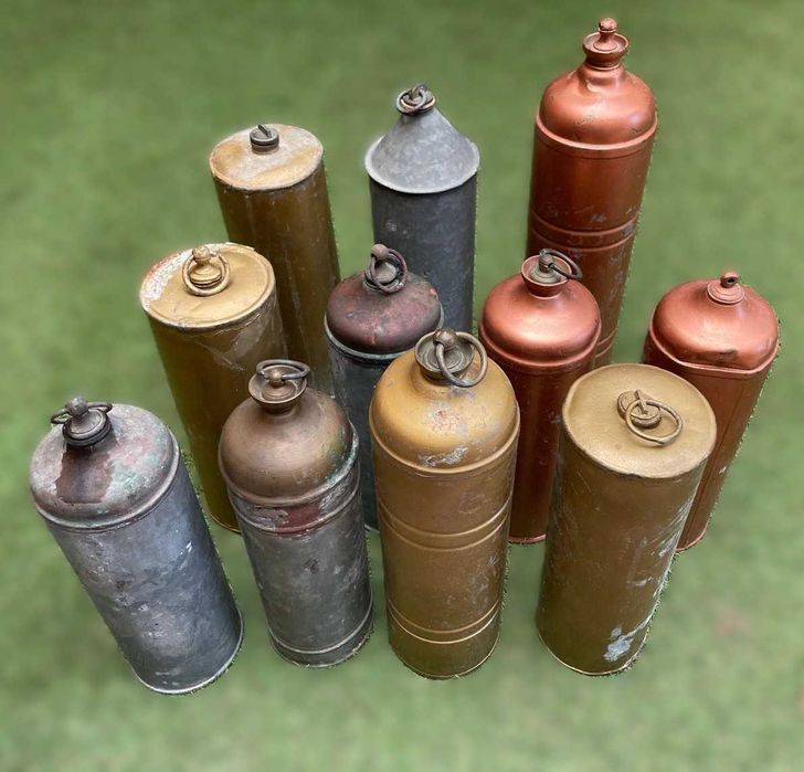 Garrafas antigas, vazias em cobre, para agua quente